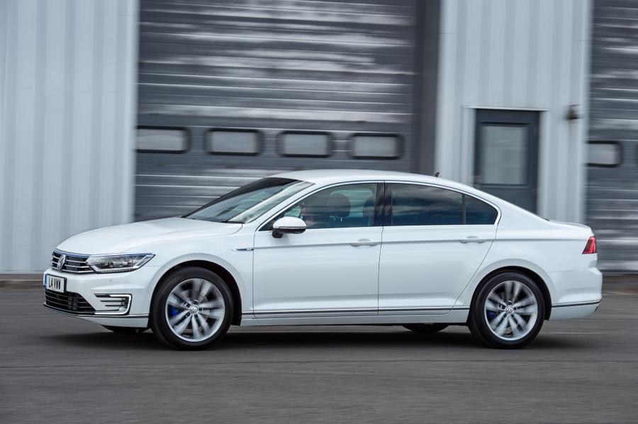  Volkswagen Passat GTE 2016 года  (UK) (фото 24 из 34)